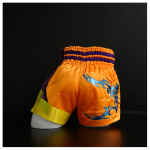 MT_0001_Stiel Muay Thai Short Oranje Paar Goud – Achterkant